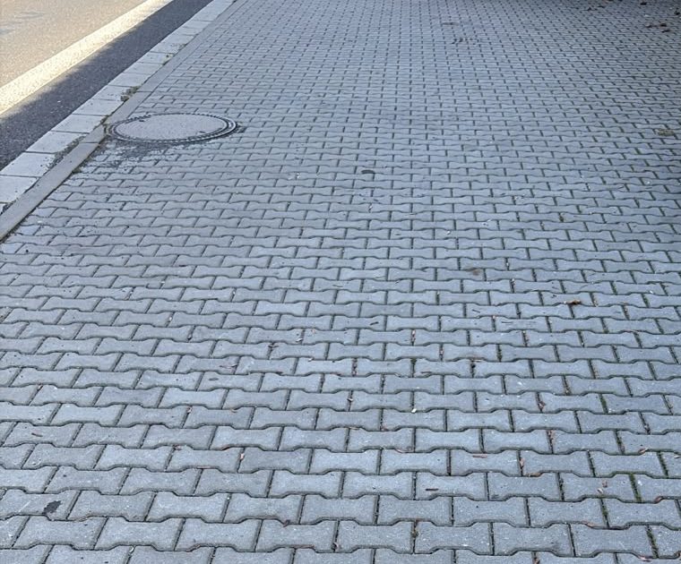 Chodník ze zámkové dlažby po rekonstrukci ve Vyžlovce